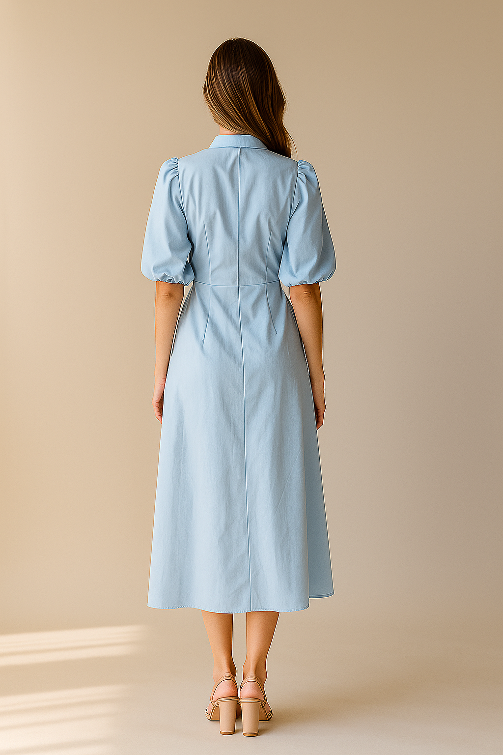 Niebieska koszulowa sukienka midi z krótkim rękawem bufką